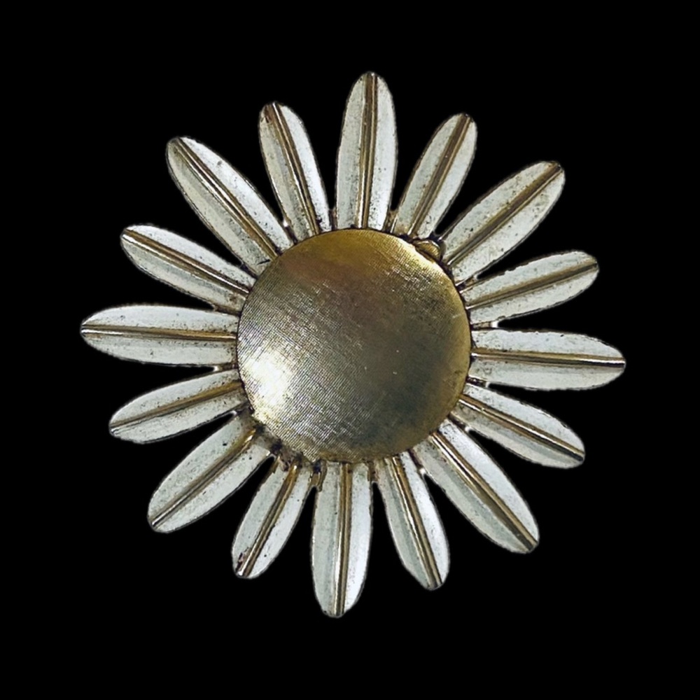 Vintage 1970’s Avon White Daisy “Flower Perfume Brooch